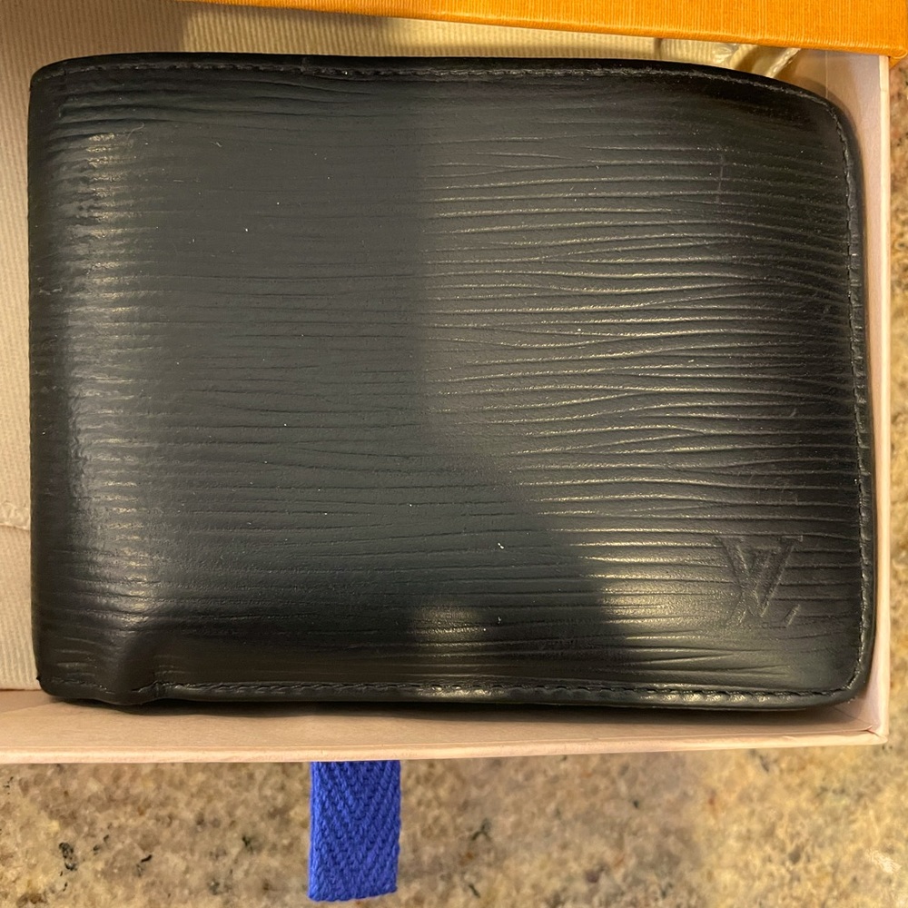 Louis Vuitton men’s wallet it’s a PF.MULTIPLE EPI BL. MARINE